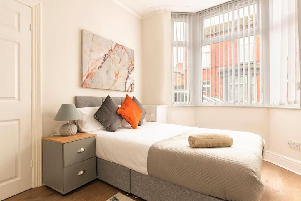 3-Bedroom Home In Liverpool L15 With Free Parking Kültér fotó