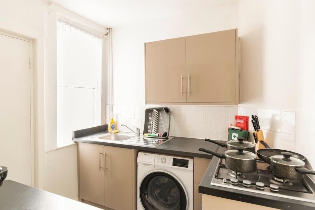 3-Bedroom Home In Liverpool L15 With Free Parking Kültér fotó