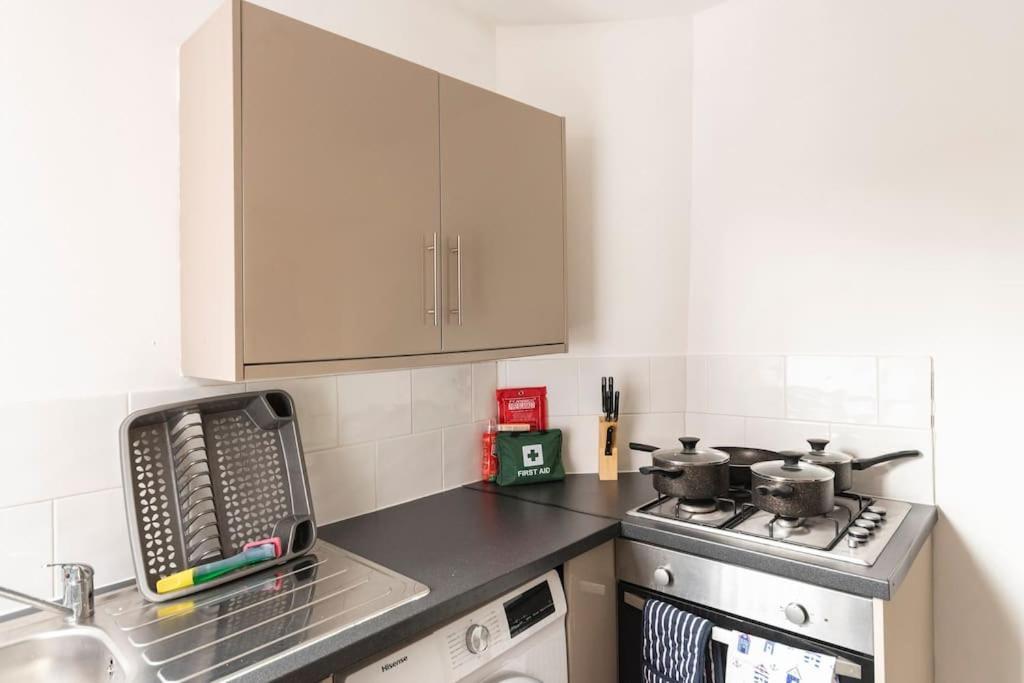 3-Bedroom Home In Liverpool L15 With Free Parking Kültér fotó